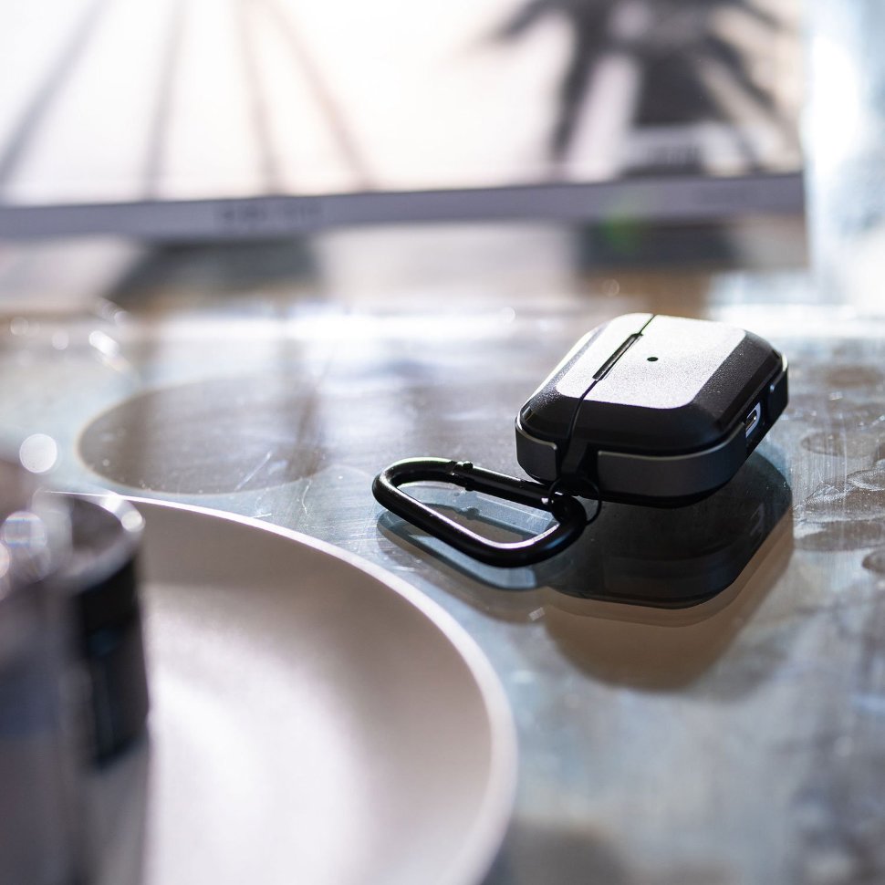 

Кейс X-Doria Defense Trek для AirPods Pro Чёрный 488044